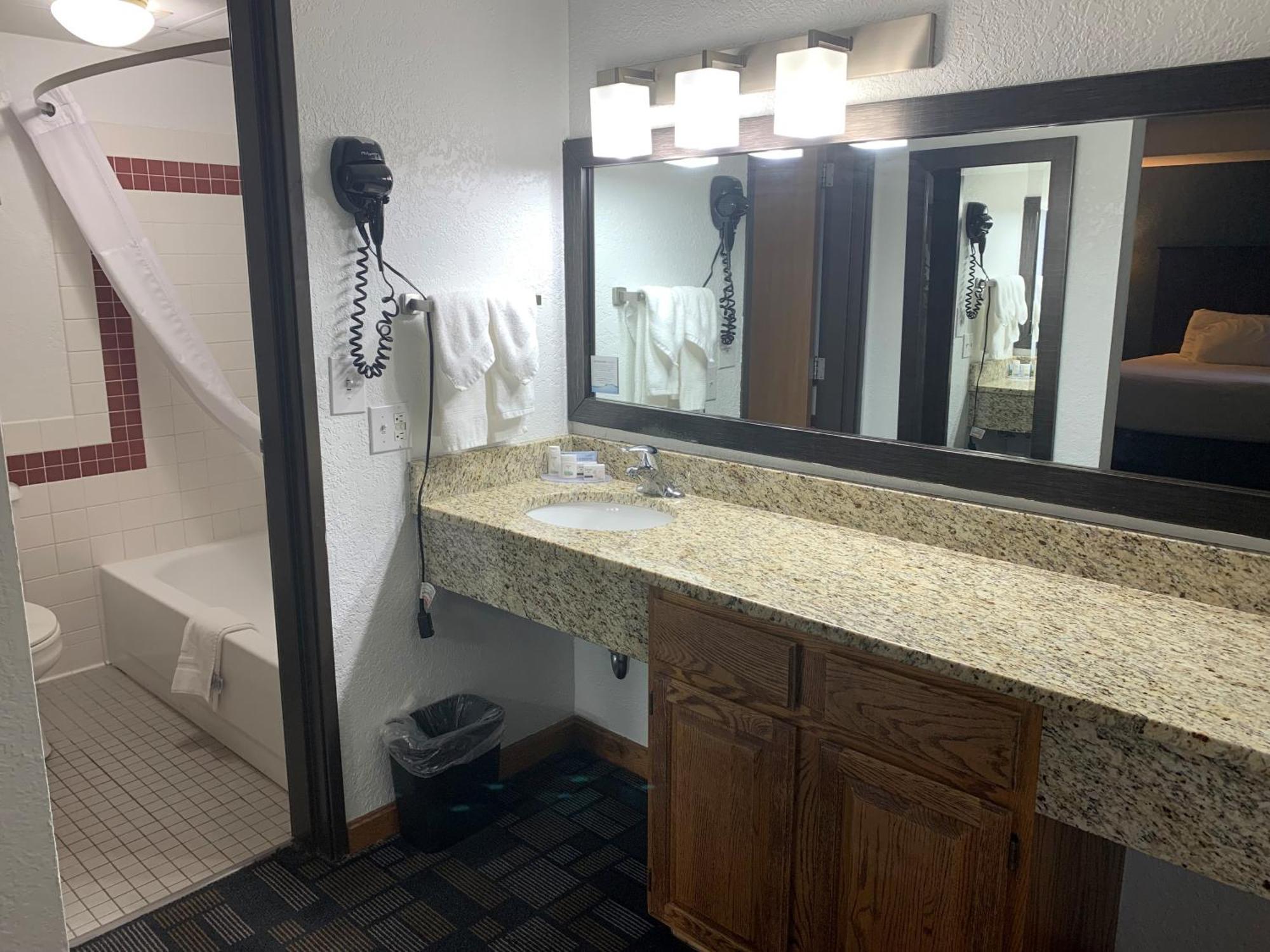 Americinn By Wyndham Hayward Bagian luar foto